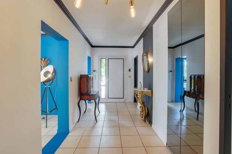 Idéer för ett stort klassiskt vardagsrum, med blå väggar, en standard öppen spis och en spiselkrans i sten