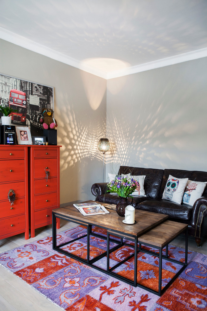 На фото: гостиная комната в стиле фьюжн с серыми стенами и ковровым покрытием