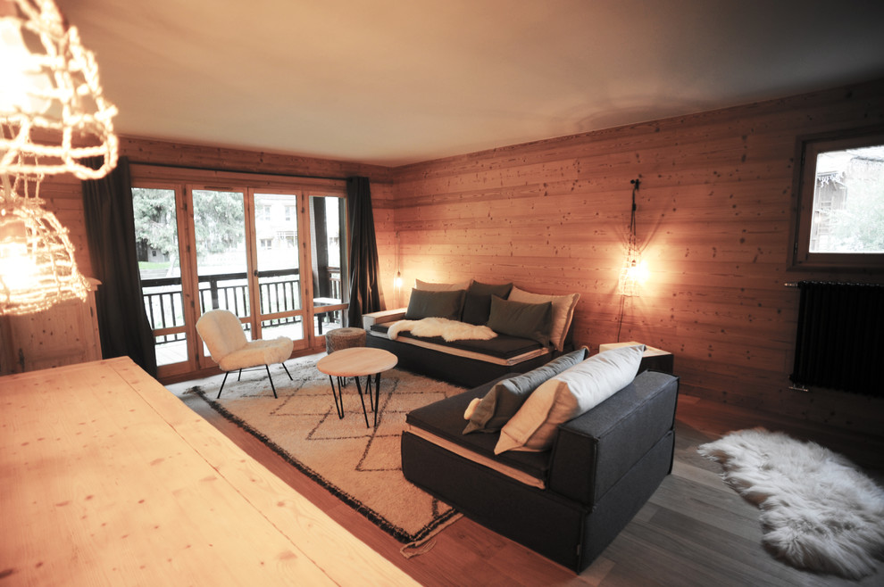 Источник вдохновения для домашнего уюта: открытая гостиная комната среднего размера в стиле рустика с коричневыми стенами, светлым паркетным полом и коричневым полом