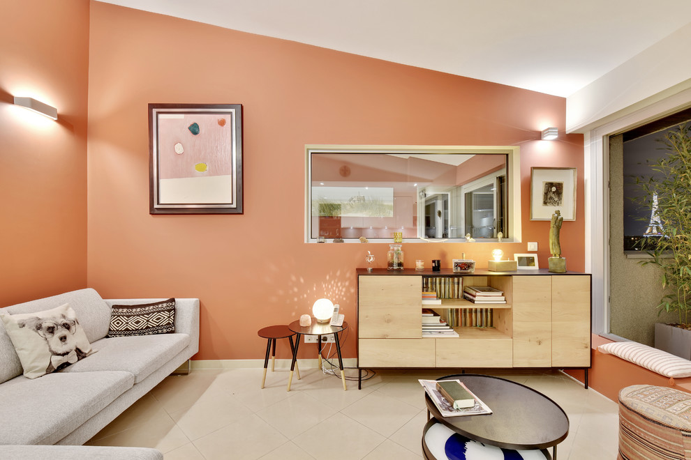 Foto di un soggiorno moderno di medie dimensioni e aperto con pareti rosse, pavimento in gres porcellanato, nessun camino e pavimento beige