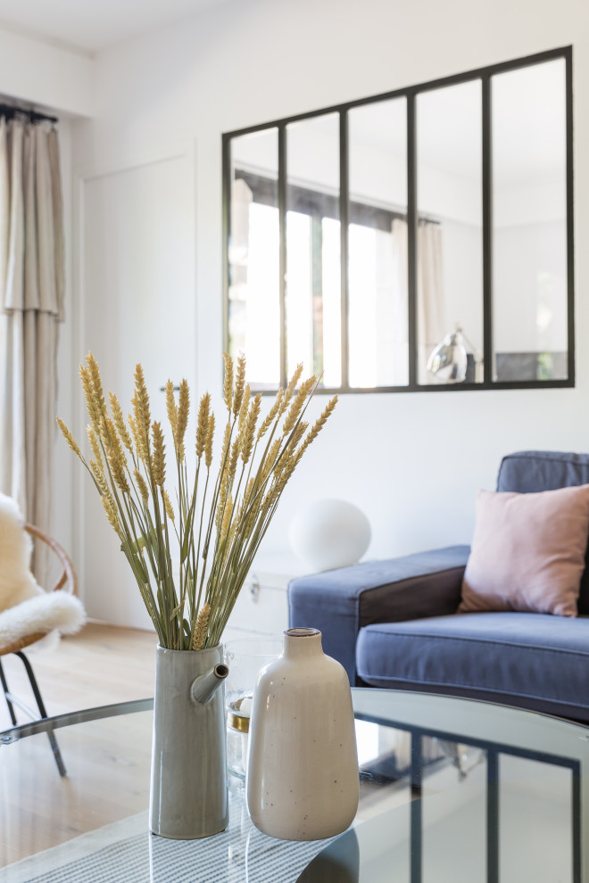 Repräsentatives, Abgetrenntes Modernes Wohnzimmer ohne Kamin mit weißer Wandfarbe, hellem Holzboden und beigem Boden in Paris