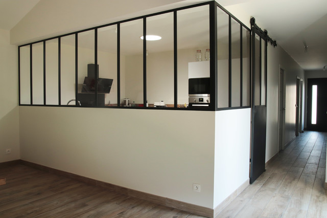 Verriere d'angle avec porte coulissante - Industrial - Living Room -  Bordeaux - by Atelier-FortySix | Houzz IE