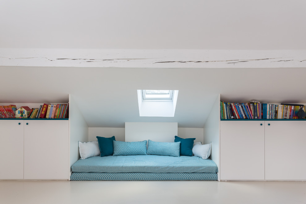 Diseño de biblioteca en casa tipo loft contemporánea de tamaño medio sin chimenea y televisor con paredes blancas, suelo vinílico y suelo gris