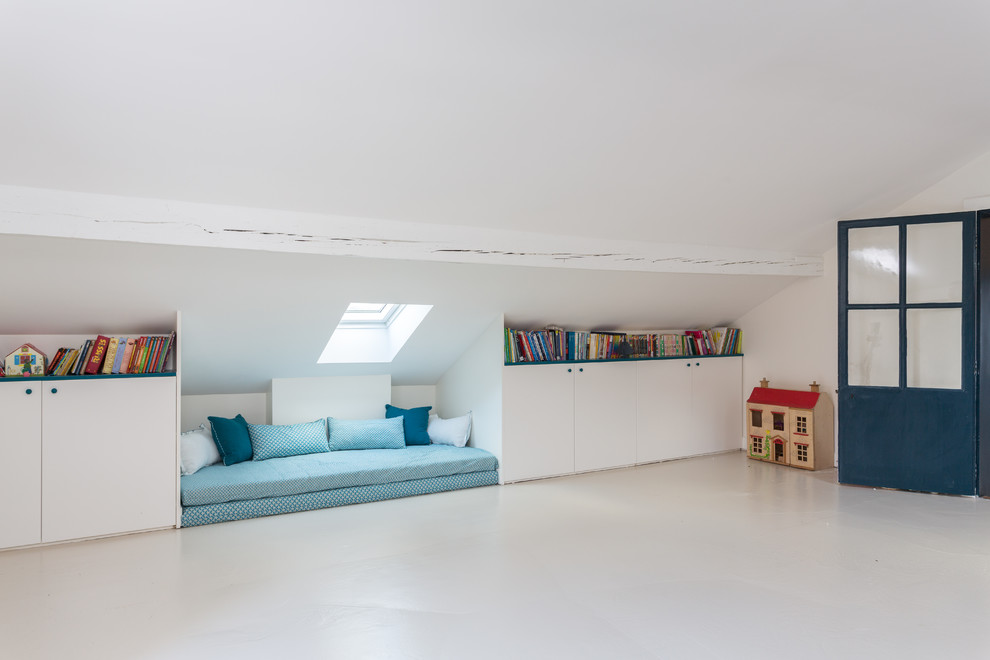 Пример оригинального дизайна: двухуровневая гостиная комната среднего размера в современном стиле с с книжными шкафами и полками, белыми стенами, полом из винила и серым полом без камина, телевизора