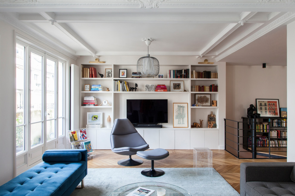 Exemple d'un grand salon tendance ouvert avec un mur blanc, un sol en bois brun, un téléviseur indépendant et un sol beige.
