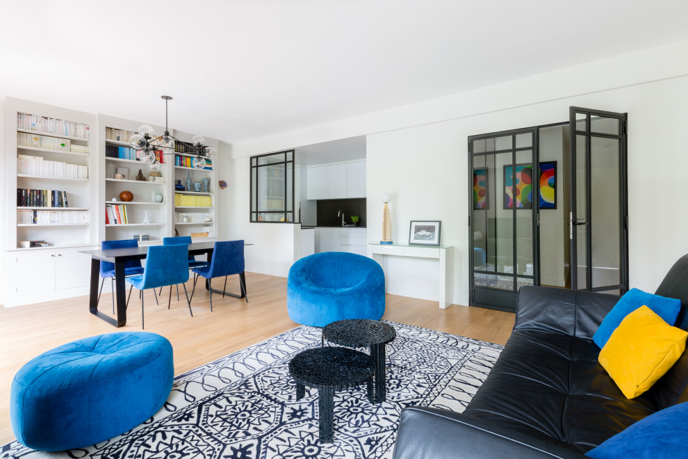 Modernes Wohnzimmer mit weißer Wandfarbe, hellem Holzboden und beigem Boden in Paris