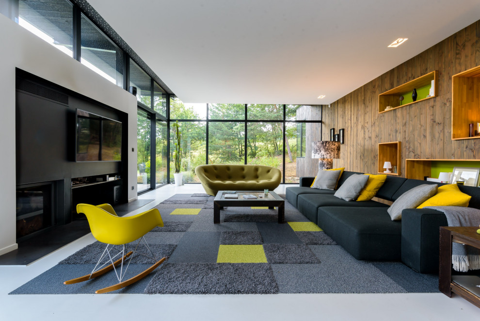 Foto di un soggiorno contemporaneo con pareti marroni, TV a parete e pavimento grigio