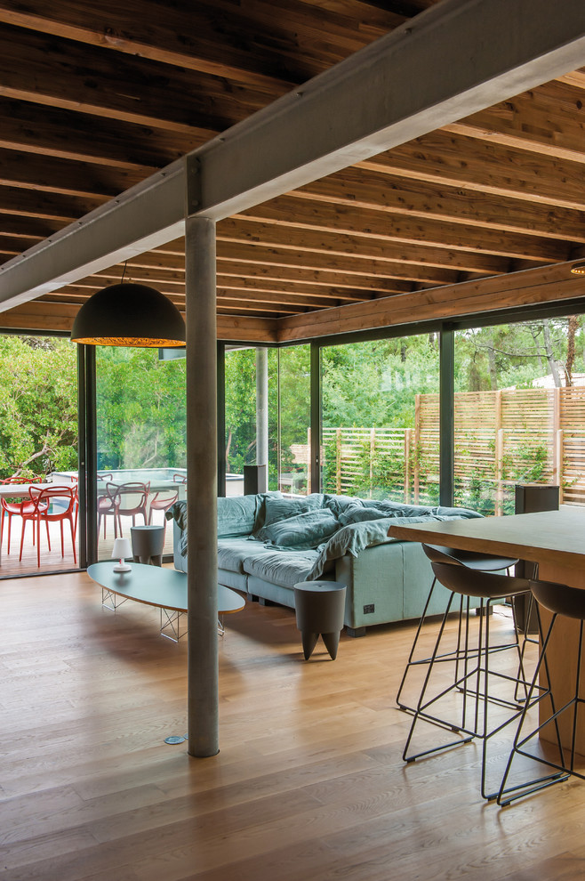 Mittelgroßes, Fernseherloses, Offenes Modernes Wohnzimmer ohne Kamin mit braunem Holzboden in Bordeaux