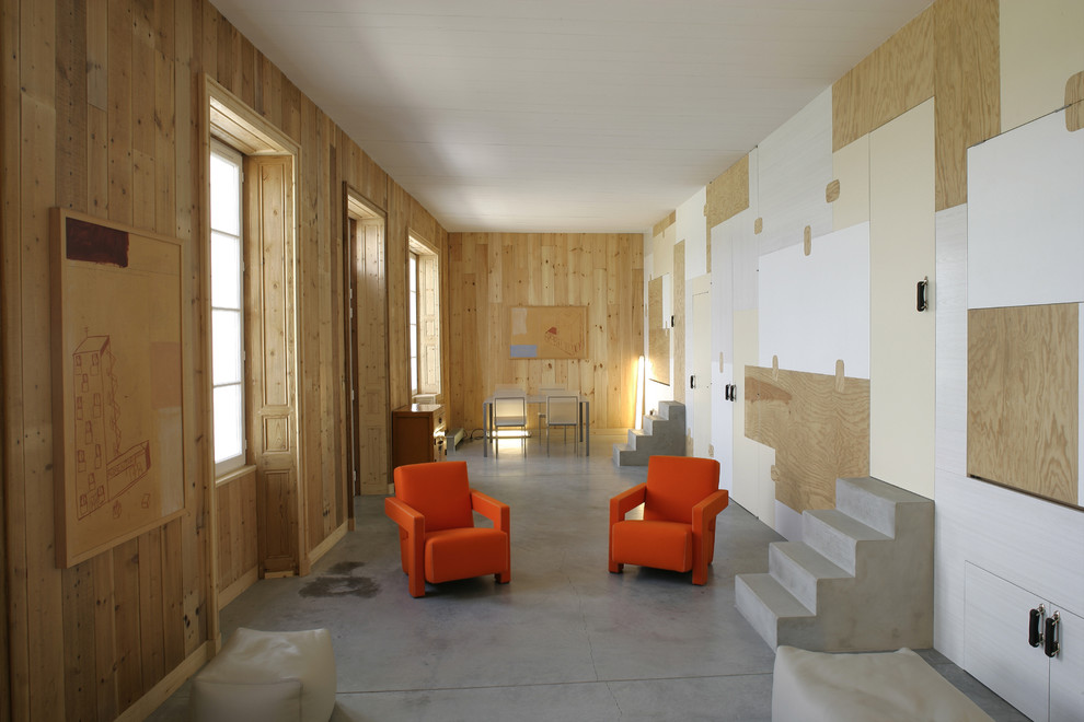 Foto de salón cerrado contemporáneo de tamaño medio sin chimenea y televisor con paredes marrones