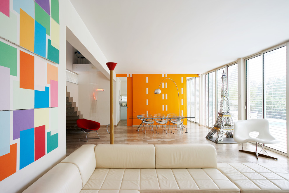 Bild på ett funkis vardagsrum, med orange väggar