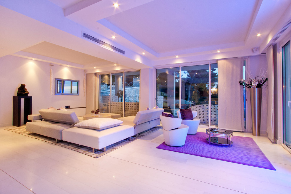 Foto di un grande soggiorno design aperto con pareti bianche, nessun camino, parete attrezzata e pavimento bianco