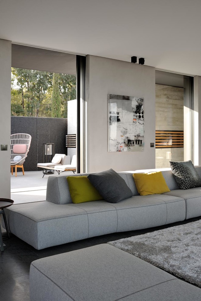 Foto di un soggiorno minimal aperto con pareti grigie e pavimento grigio