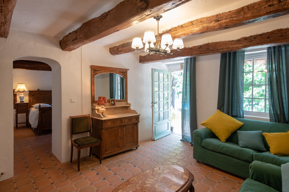 Mediterranes Wohnzimmer mit weißer Wandfarbe, Terrakottaboden und rotem Boden in Nizza