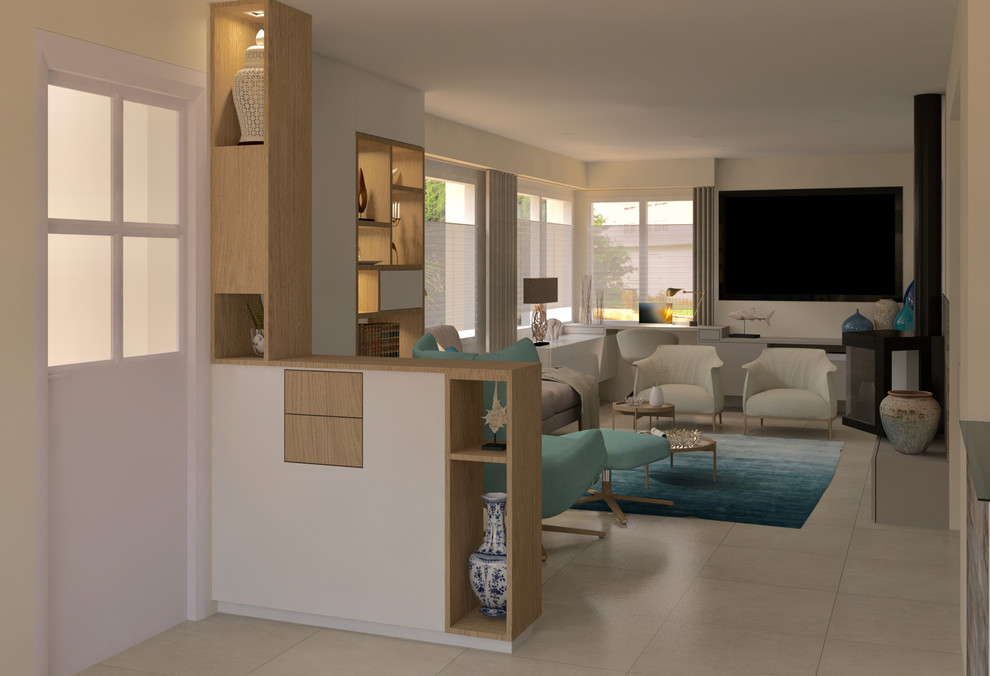 Mittelgroßes, Offenes Maritimes Wohnzimmer mit weißer Wandfarbe, Keramikboden, Hängekamin, TV-Wand und beigem Boden in Nantes