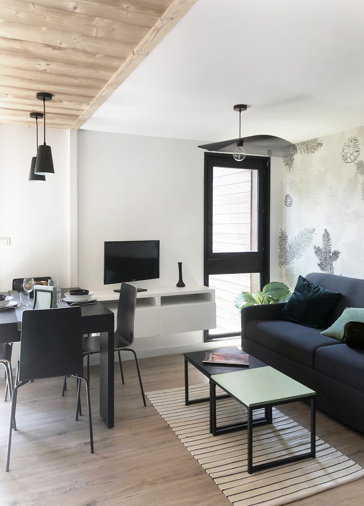 Kleines, Offenes Modernes Wohnzimmer mit hellem Holzboden in Sonstige