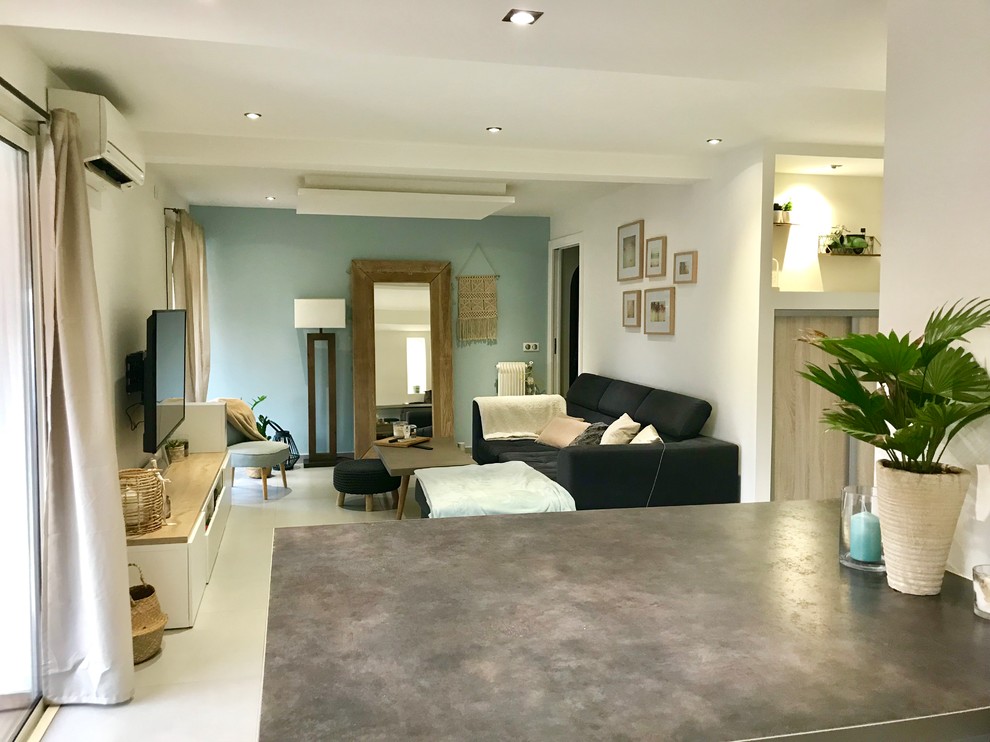 Mittelgroßes, Offenes Modernes Wohnzimmer ohne Kamin mit blauer Wandfarbe, Keramikboden, TV-Wand und beigem Boden in Nizza