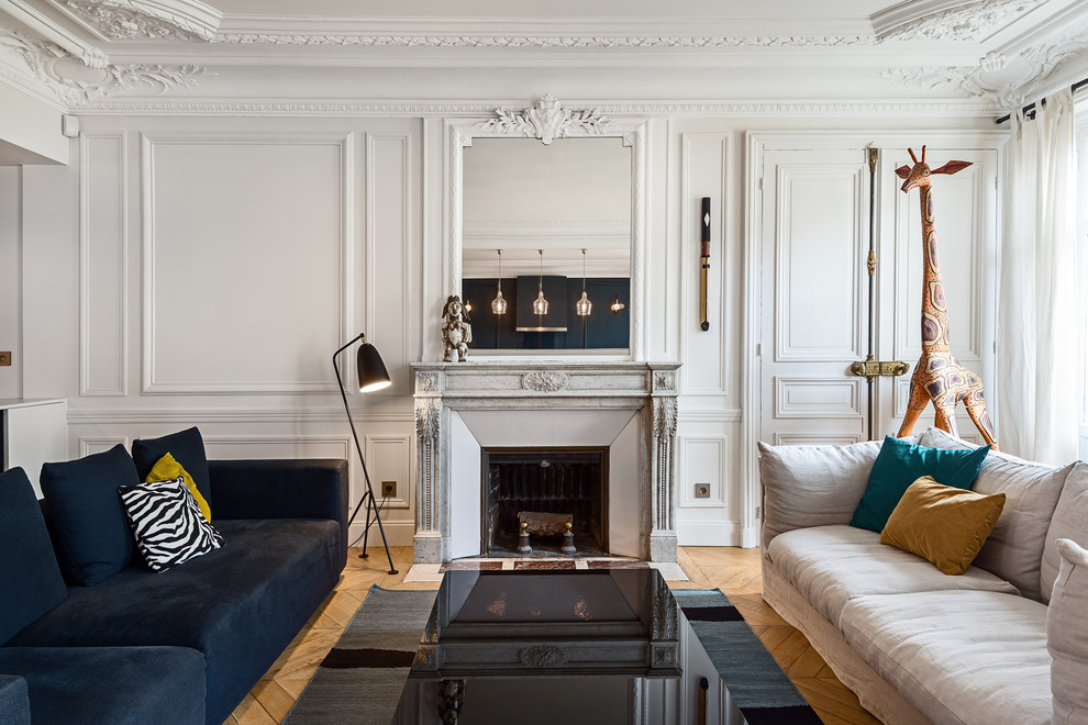 Пример оригинального дизайна: гостиная комната в современном стиле с серыми стенами и стандартным камином без телевизора