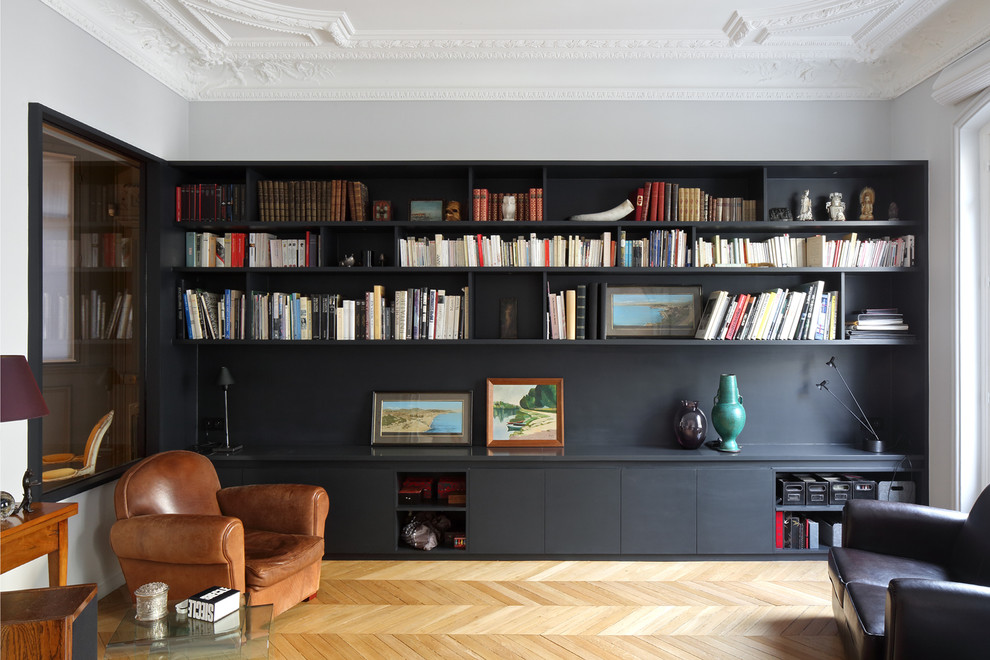 Große, Fernseherlose, Offene Moderne Bibliothek mit bunten Wänden und hellem Holzboden in Paris