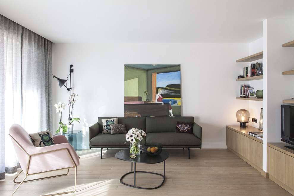 Imagen de biblioteca en casa abierta contemporánea de tamaño medio sin chimenea con paredes blancas, suelo de madera en tonos medios, televisor independiente y suelo marrón