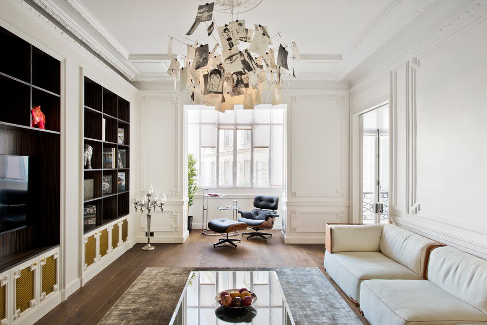 Esempio di un soggiorno classico con pareti bianche, pavimento in legno massello medio, TV autoportante e pavimento marrone