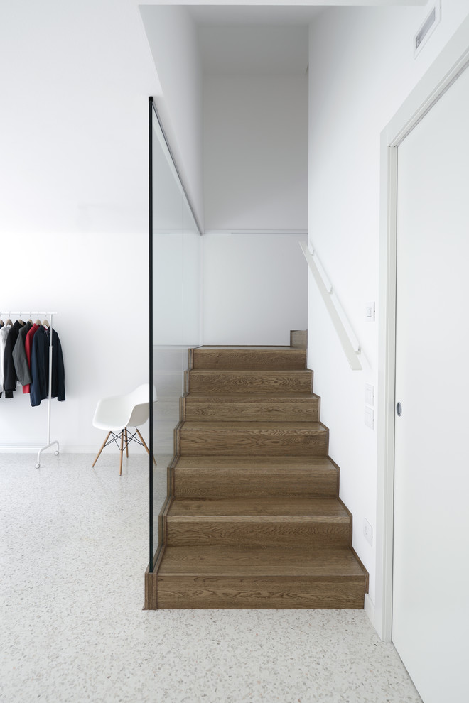 Ispirazione per una scala a "U" minimalista di medie dimensioni con pedata in legno e alzata in legno