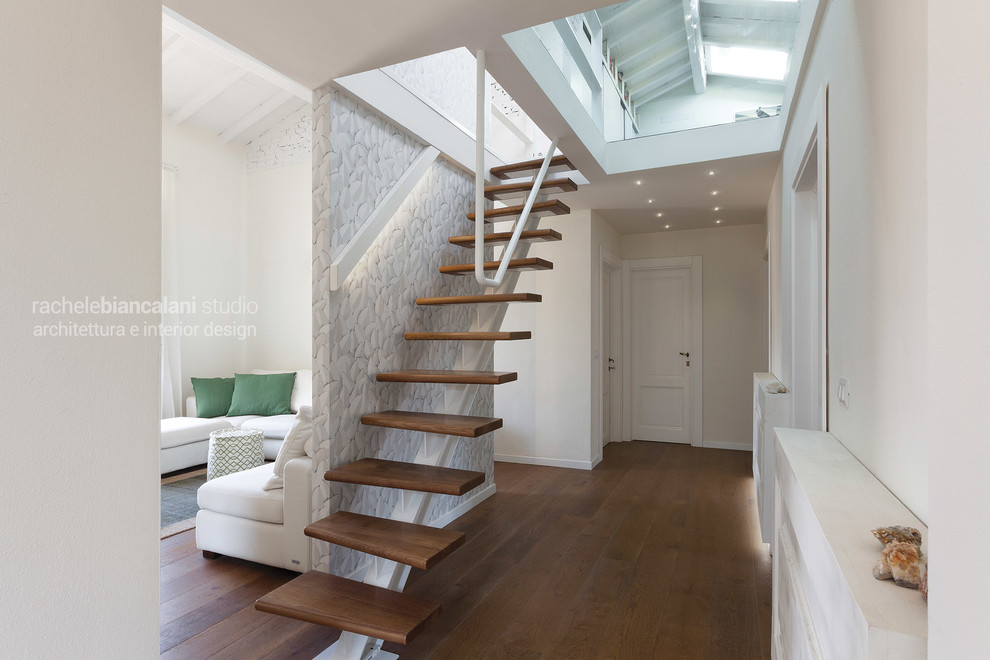 На фото: огромная прямая лестница в скандинавском стиле с деревянными ступенями и металлическими перилами без подступенок с
