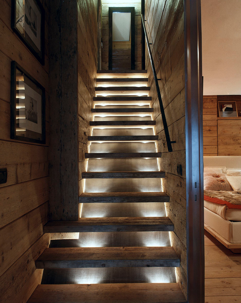 Идея дизайна: маленькая прямая лестница в стиле рустика с деревянными ступенями без подступенок для на участке и в саду