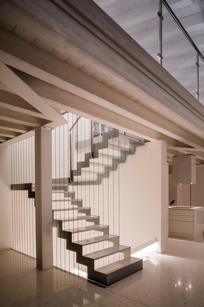 Идея дизайна: п-образная лестница среднего размера в современном стиле