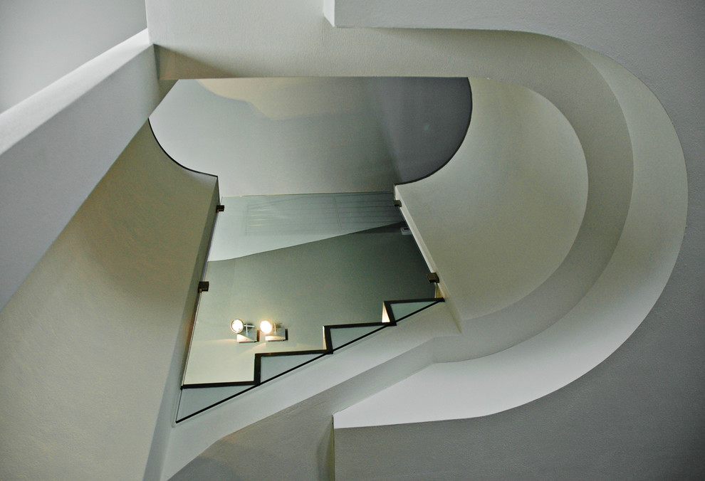 Gewendelte, Große Moderne Treppe mit Marmor-Setzstufen in Sonstige
