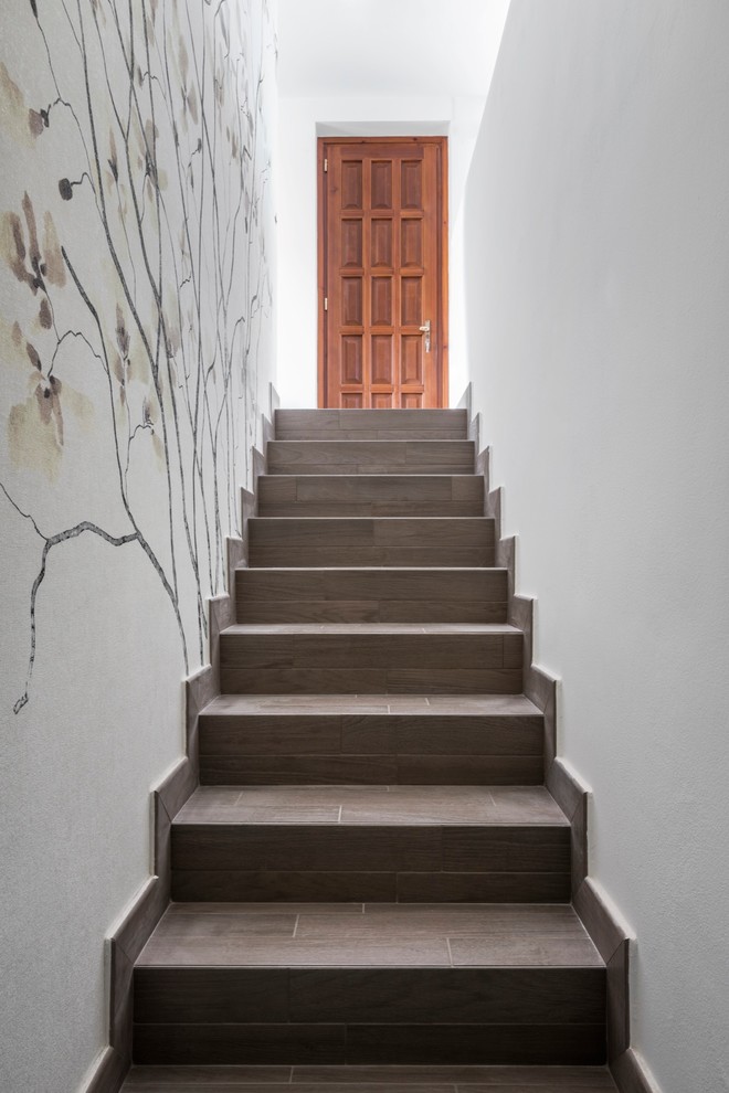 На фото: маленькая прямая лестница в современном стиле с ступенями из плитки и подступенками из плитки для на участке и в саду с