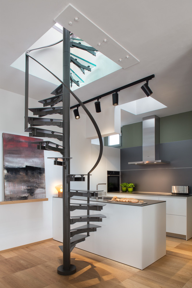 Cette photo montre un petit escalier sans contremarche hélicoïdal tendance avec des marches en métal.