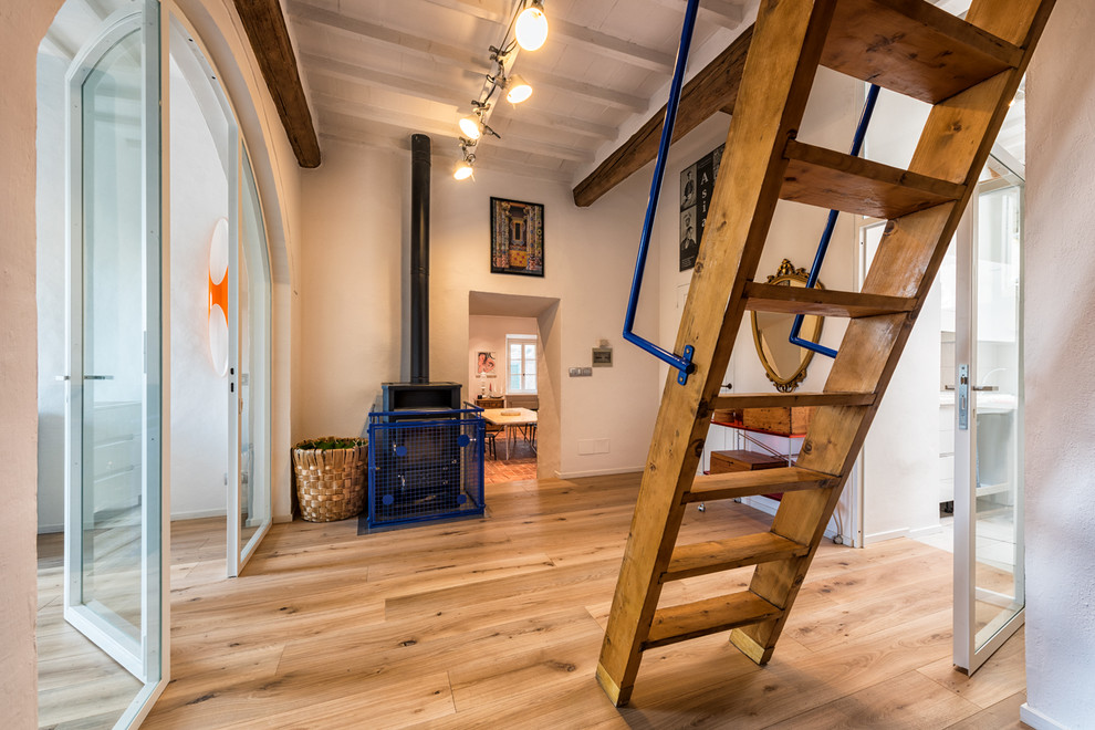 На фото: прямая деревянная лестница среднего размера в стиле фьюжн с деревянными ступенями и металлическими перилами с