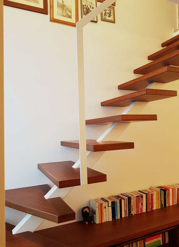 Источник вдохновения для домашнего уюта: маленькая угловая деревянная лестница в стиле модернизм с деревянными ступенями и металлическими перилами для на участке и в саду