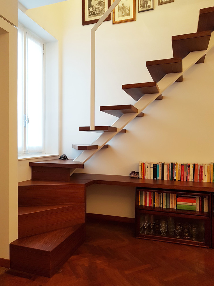 Idées déco pour un petit escalier moderne en L avec des marches en bois, des contremarches en bois et un garde-corps en métal.
