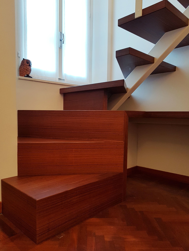Modelo de escalera en L moderna pequeña con escalones de madera, contrahuellas de madera y barandilla de metal