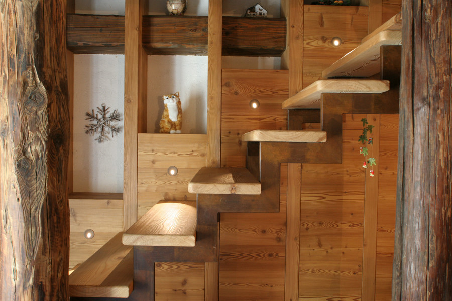 Ispirazione per una scala a rampa dritta stile rurale di medie dimensioni con pedata in legno