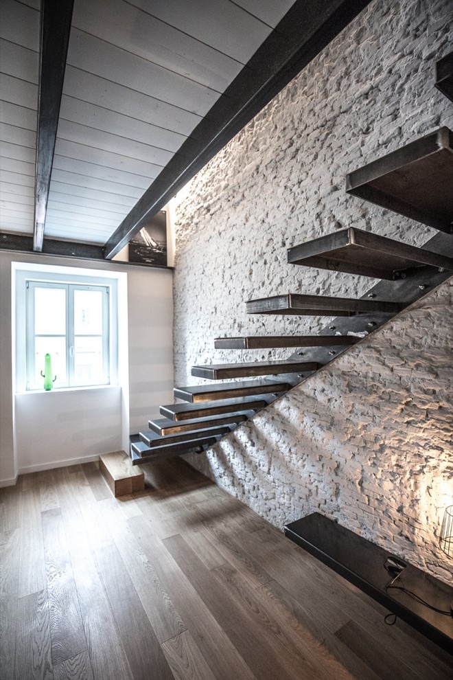 Idées déco pour un petit escalier flottant industriel avec des marches en métal et des contremarches en métal.