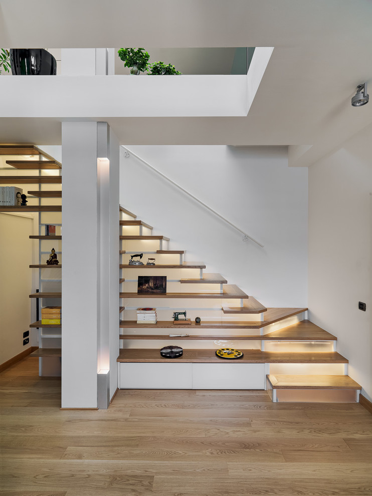 Пример оригинального дизайна: прямая лестница среднего размера в стиле модернизм с деревянными ступенями