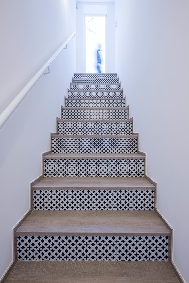 Aménagement d'un escalier contemporain avec des marches en bois et des contremarches carrelées.