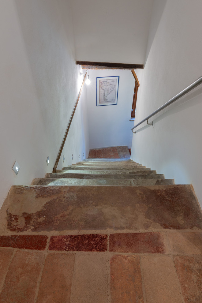 Mittelgroße, Gerade Urige Treppe mit Kalk-Treppenstufen und Stahlgeländer in Sonstige