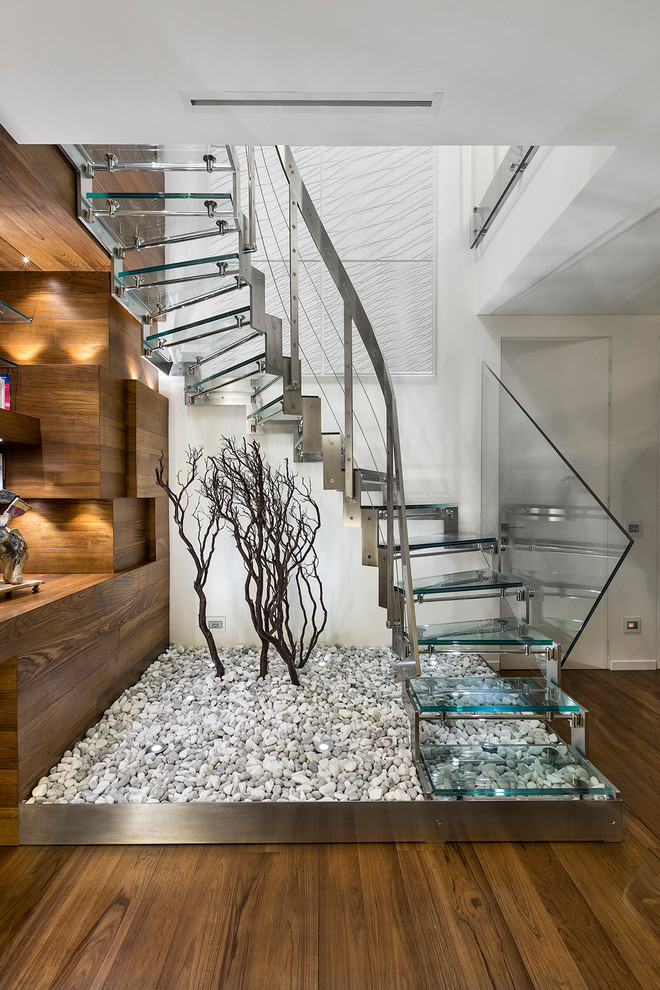 Cette image montre un escalier sans contremarche design en U avec des marches en verre.