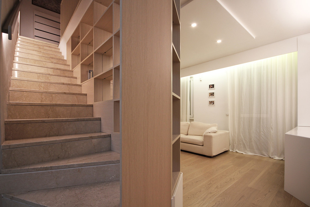 Cette image montre un escalier minimaliste en L et marbre de taille moyenne avec des contremarches en marbre et un garde-corps en bois.