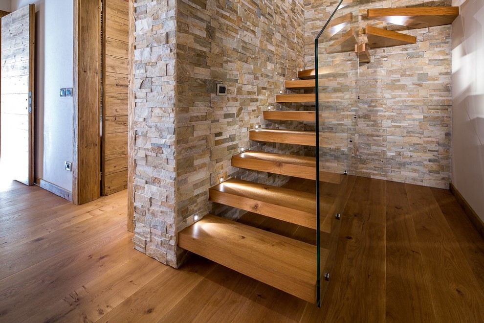 Cette image montre un escalier chalet en U avec des marches en bois.