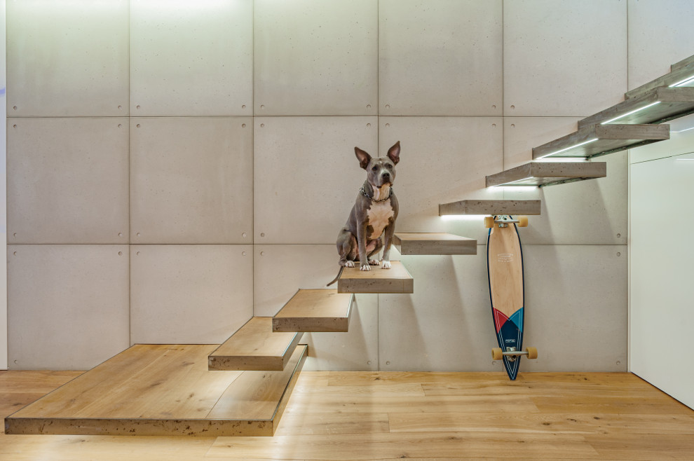 Diseño de escalera suspendida urbana grande con escalones de madera y contrahuellas de metal