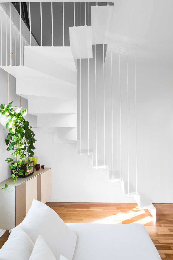 Свежая идея для дизайна: маленькая металлическая лестница на больцах в современном стиле с металлическими ступенями и металлическими перилами для на участке и в саду - отличное фото интерьера