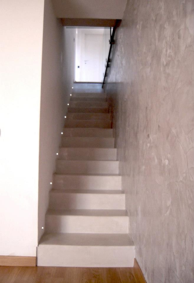ローマにあるお手頃価格の中くらいなコンテンポラリースタイルのおしゃれな直階段 (コンクリートの蹴込み板) の写真