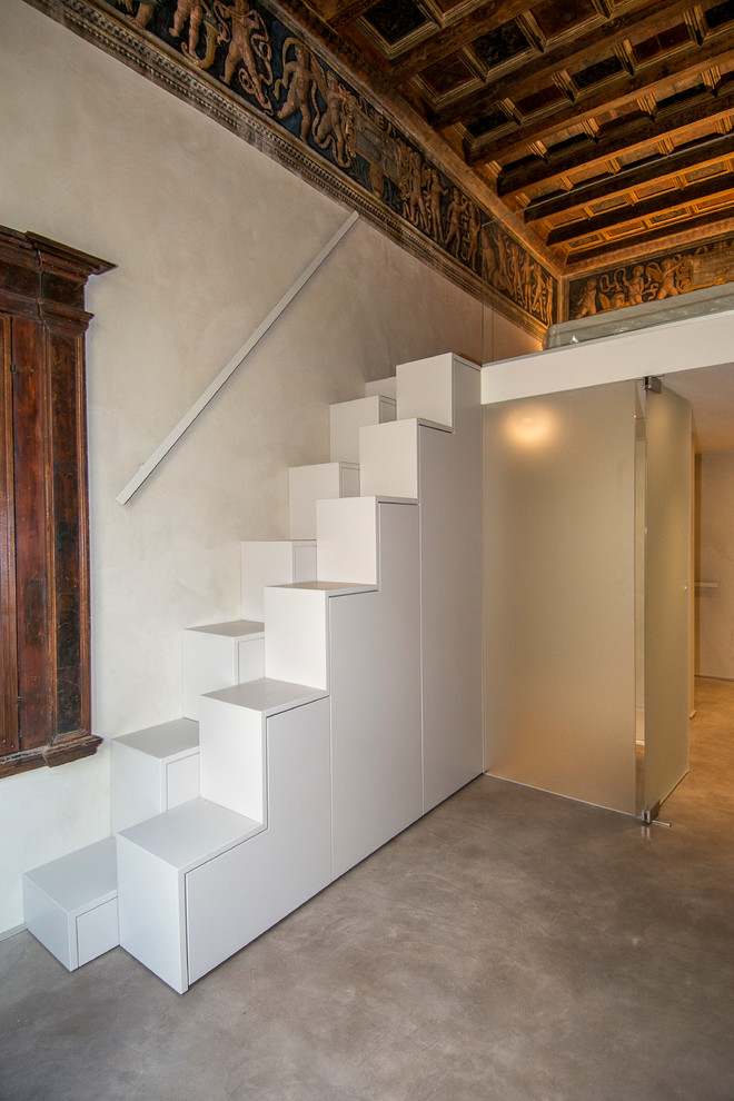 Ejemplo de escalera recta actual pequeña con escalones de madera pintada y contrahuellas de madera pintada