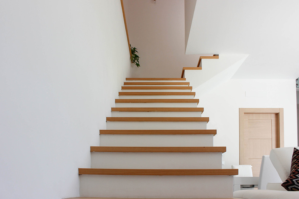 Пример оригинального дизайна: прямая бетонная лестница среднего размера в современном стиле с деревянными ступенями