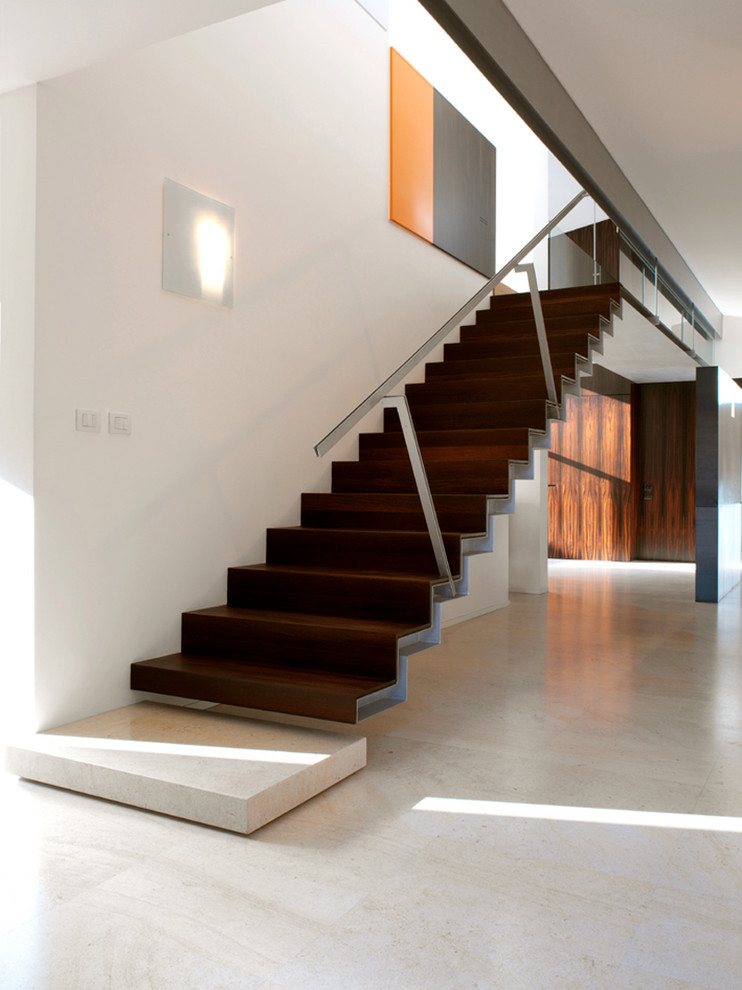 Réalisation d'un escalier droit design avec des marches en bois et des contremarches en bois.