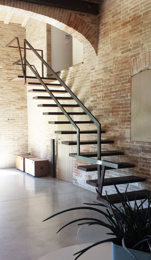 Imagen de escalera recta de estilo de casa de campo de tamaño medio sin contrahuella con escalones de metal